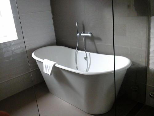 bathtub in Lisbon hotel